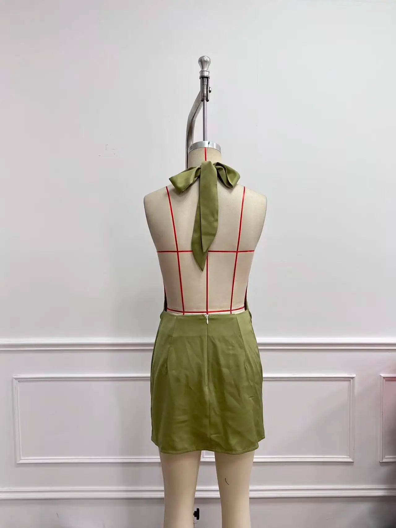 Women's pleated dress with open back and tie at the waist