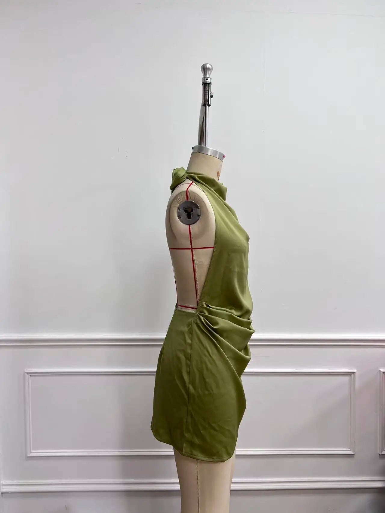 Women's pleated dress with open back and tie at the waist